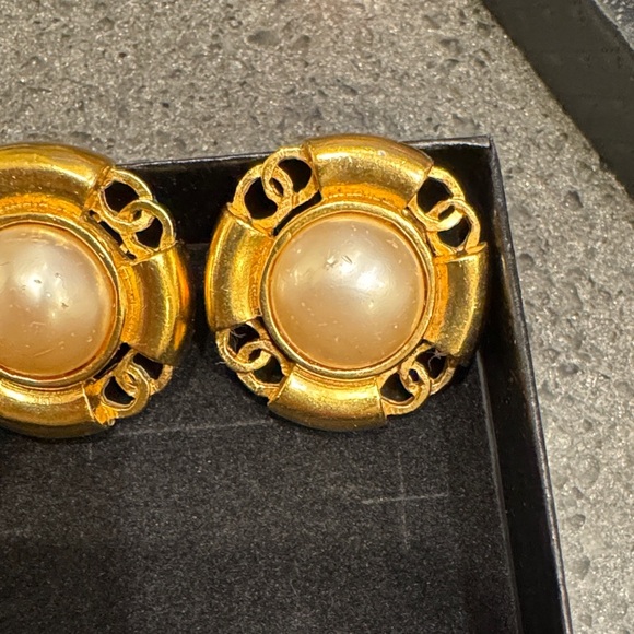 Elegant Chanel Gold-Tone Clip-on Earrings - Picture 3 of 9